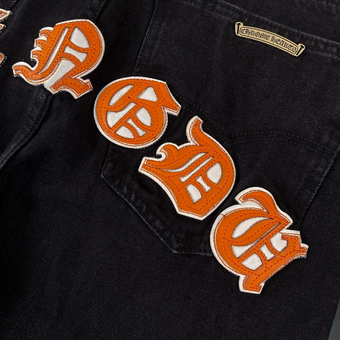 🅿️280 Chrome Heart Classic black with orange laser cross patchwork leather jeans. The pants are made of top-notch heavy-duty washing technology, and every detail shows ingenuity. The calfskin is laser-cut to make a delicate cross, which is both a tactile and visual enjoyment. Paired with aged silver hardware, it is retro, high-end and full of texture. The straight-cut upper body turns into "chopstick legs" in an instant, easily modifying the shape of the legs. It can be controlled by any body shape and has a full sense of luxury.  This is a carefully crafted high-end version, the quality far exceeds that of street currency, and the details can stand the scrutiny of a magnifying glass. Although the price is close to the people, the quality is completely in line with the big brands, and it is easy to follow the trend.  Classic black, low-key and versatile. Pair it with simple T-shirts and personalized shirts to easily create a fashionable look. Whether you are going out daily or attending events, you can be the center of attention.  Color: black Size: S M L XL 28 30 32 34